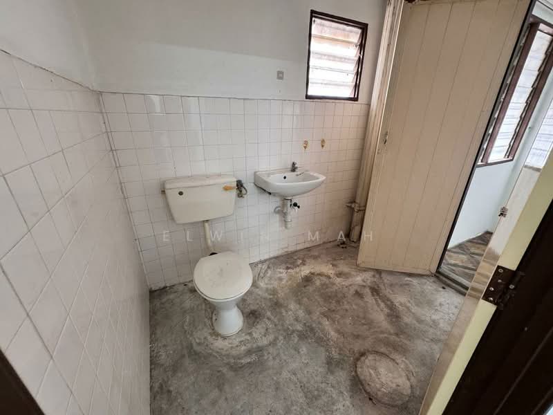 2-storey Terraced House for Sale in Bandar Country Homes (Rawang) - Elwin Mah - Bathroom - PropertyGuru.com.my