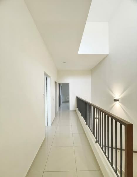 Rumah Teres 2-Tingkat untuk Dijual di Bandar Rimbayu (Telok Panglima Garang) - Jeff Chong - Corridor - PropertyGuru.com.my