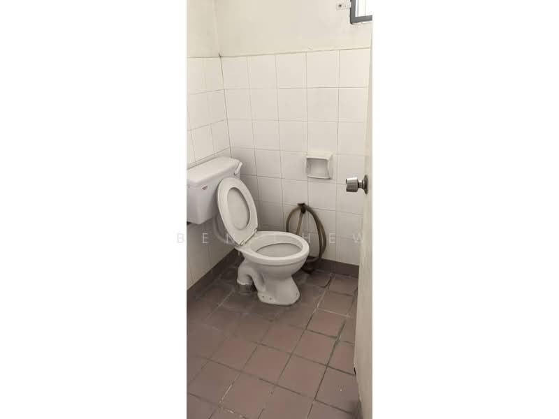 Terrace Factory for Rent in Taman Perindustrian Meranti Jaya (Puchong) - Ben Chew - Bathroom - PropertyGuru.com.my