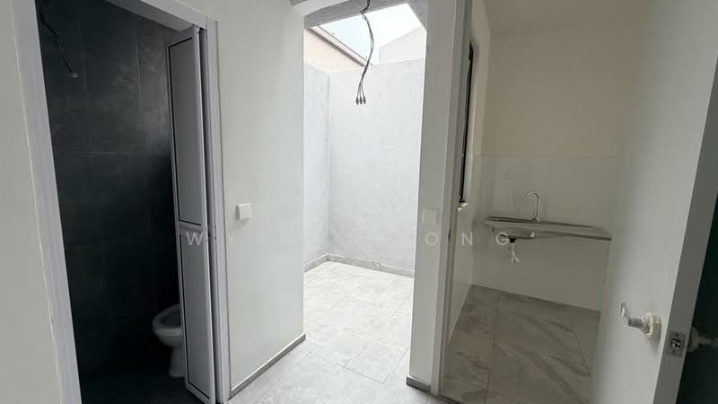 2.5-storey Terraced House for Sale in Taman Bukit Serdang (Seri Kembangan) - Wynn Chong - Bathroom - PropertyGuru.com.my