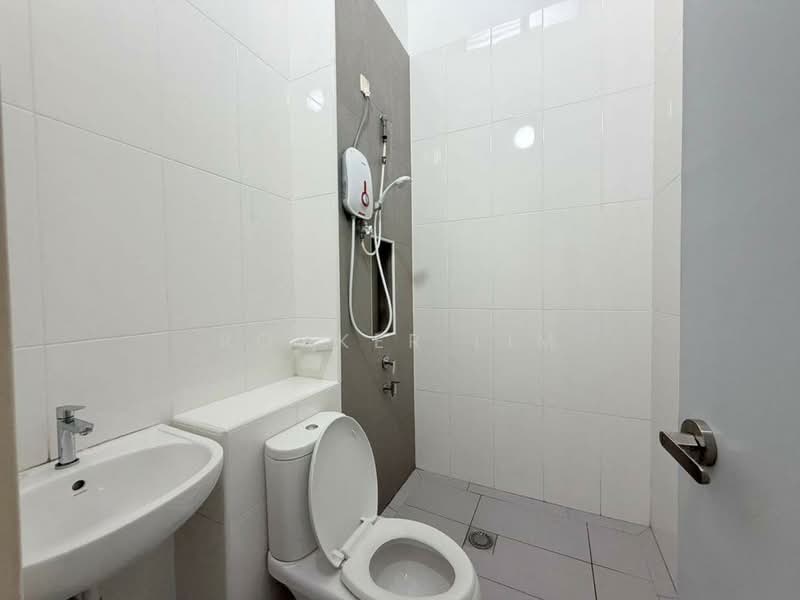 Servis Apartment untuk Dijual di 8Scape Residence @ Sutera - Rocker Lim - Bathroom - PropertyGuru.com.my
