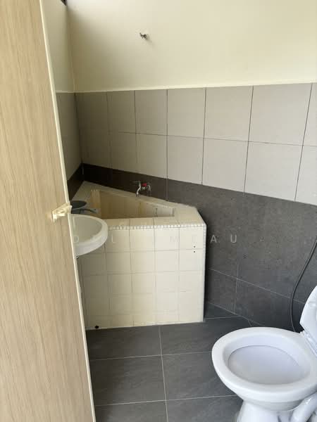 Bungalow for Rent in Seksyen 6 (Shah Alam) - Gwen Delhumeau - Helper Bathroom - PropertyGuru.com.my