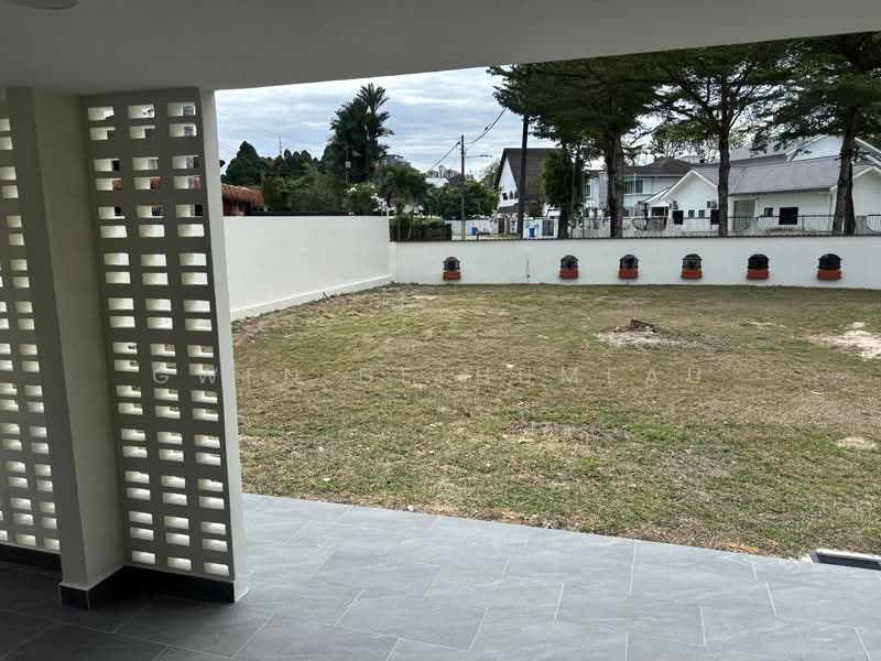 Bungalow for Rent in Seksyen 6 (Shah Alam) - Gwen Delhumeau - Front lawn - PropertyGuru.com.my