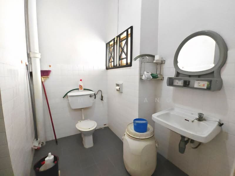 2-storey Terraced House for Sale in Bandar Baru Permas Jaya (Permas Jaya) - Edmond Tang - Bathroom - PropertyGuru.com.my