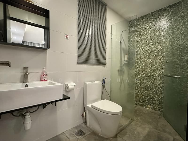Service Residence for Sale at Gems Residences - Kingsley Phang - Bathroom - PropertyGuru.com.my