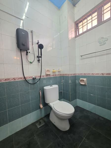 2-storey Terraced House for Sale in Taman Tampoi Indah (Tampoi) - Ruby Tan - Bathroom - PropertyGuru.com.my