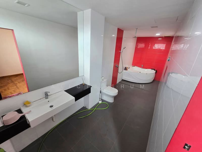 Rumah Berkembar untuk Dijual di Taman Pelangi Indah (Ulu Tiram) - Alicia Shum - Bathroom - PropertyGuru.com.my