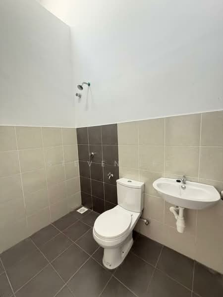 Taman Scientex Rawang, Anggun, Kota Emerald, Rawang untuk Untuk Disewa - RM 1,700 /bulan, Mac 2026 - Bathroom - PropertyGuru.com.my
