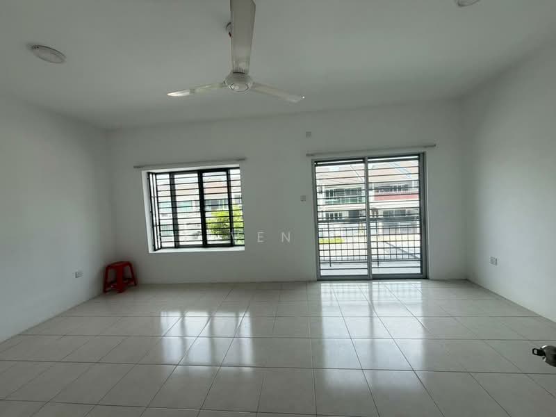 Taman Scientex Rawang, Anggun, Kota Emerald, Rawang untuk Untuk Disewa - RM 1,700 /bulan, Mac 2026 - Living Room - PropertyGuru.com.my