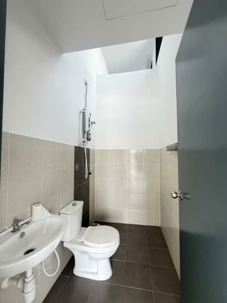 Taman Scientex Rawang, Anggun, Kota Emerald, Rawang untuk Untuk Disewa - RM 1,700 /bulan, Mac 2026 - Bathroom - PropertyGuru.com.my