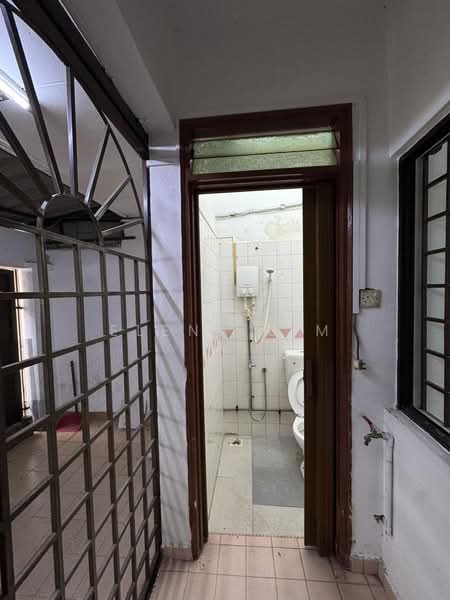 2-storey Terraced House for Sale in Taman Bukit Mewah (Tampoi) - Elena Lim - Bathroom - PropertyGuru.com.my