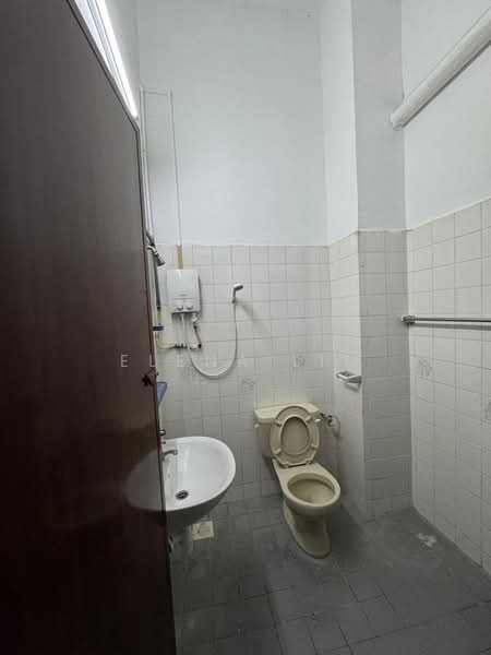 2-storey Terraced House for Sale in Taman Bukit Mewah (Tampoi) - Elena Lim - Bathroom - PropertyGuru.com.my