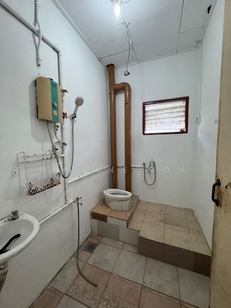 Flat for Sale at Bandar Selesa Jaya - Pauline Goh - Bathroom - PropertyGuru.com.my