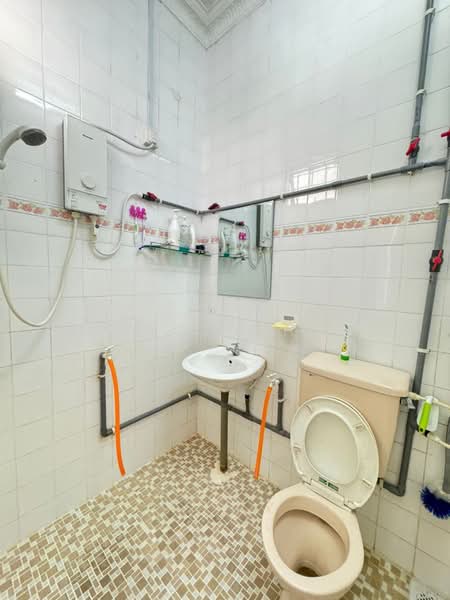 1-storey Terraced House for Rent in Taman Desa Cemerlang (Ulu Tiram) - Puyol Chin - Bathroom - PropertyGuru.com.my