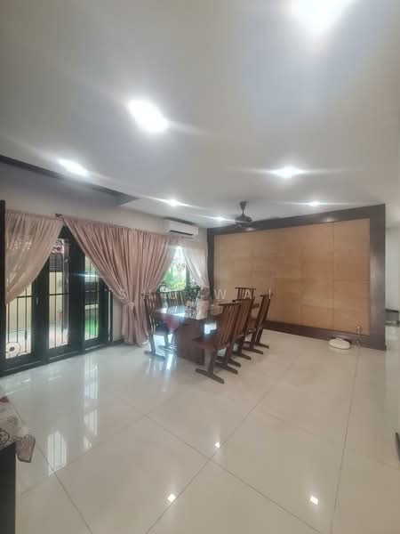 Untuk Dijual - Semi D,Newly Refurbished 5years ago,Tip top condition,Renovated,Facing East(Subway Giza)