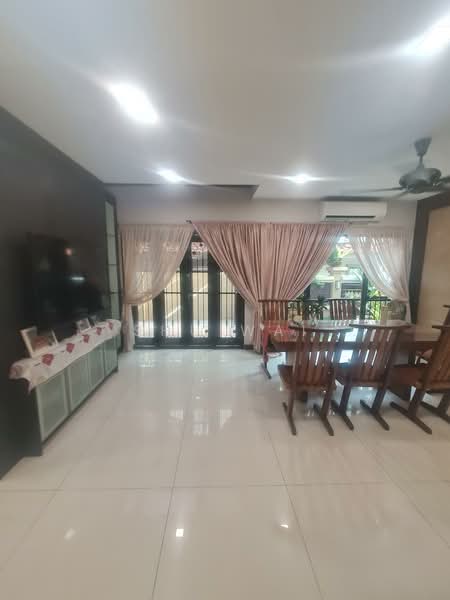 Untuk Dijual - Semi D,Newly Refurbished 5years ago,Tip top condition,Renovated,Facing East(Subway Giza)