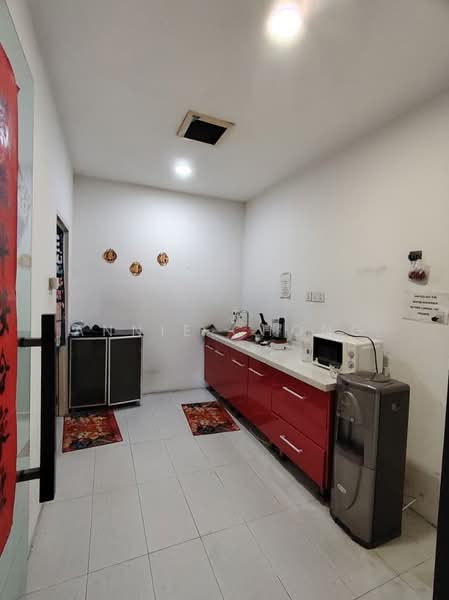 Showroom / Gallery / Retail. 2min to LDP Highway (500m) LRT (900m) Bandar Puteri Puchong (2km) untuk Untuk Disewa - RM 25,000 /bulan, Apr 2026 - Kitchen - PropertyGuru.com.my