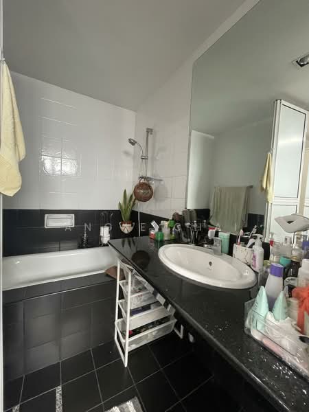 Kondominium untuk Dijual di The Plaza Condominium - Angie Chai - Bathroom - PropertyGuru.com.my