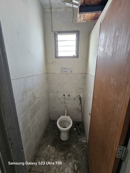 Shop for Rent in Taman Keris Emas (Sungai Udang) - Vito Lee - Bathroom - PropertyGuru.com.my