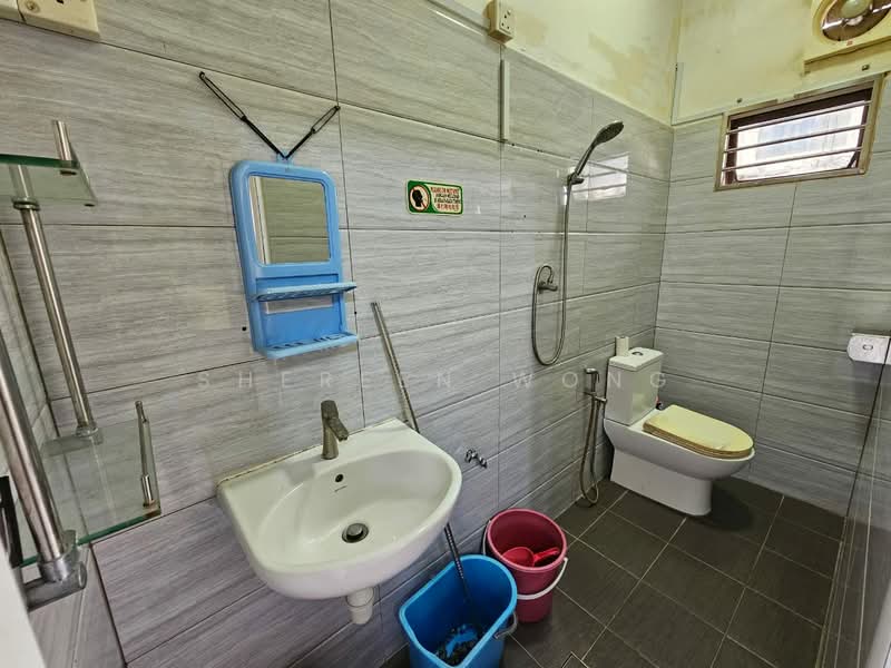 Taman Johor Jaya untuk Untuk Dijual - RM 630,000, Mac 2026 - Bathroom - PropertyGuru.com.my
