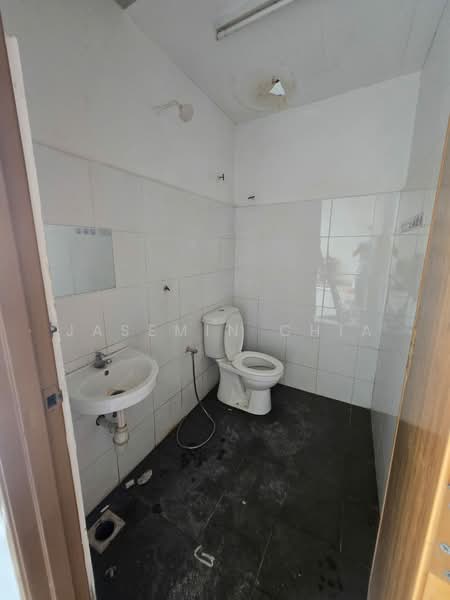 Kilang untuk Disewa di Taman Perindustrian Tago (Kepong) - Jasemin Chia - Bathroom - PropertyGuru.com.my