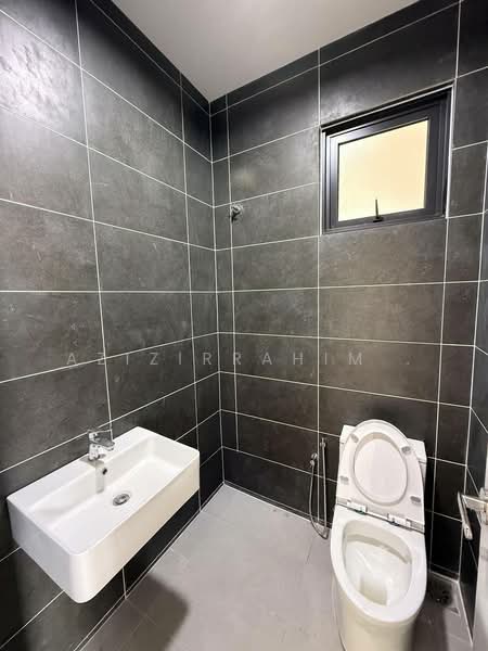 Sejati Lakeside 2 untuk Untuk Disewa - RM 4,600 /bulan, Mac 2026 - Bathroom - PropertyGuru.com.my