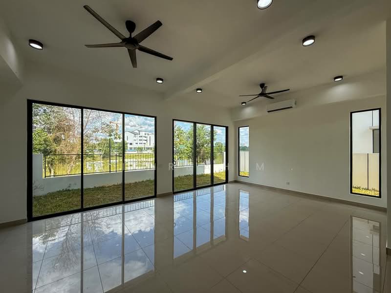 Sejati Lakeside 2 untuk Untuk Disewa - RM 4,600 /bulan, Mac 2026 - Living Room - PropertyGuru.com.my