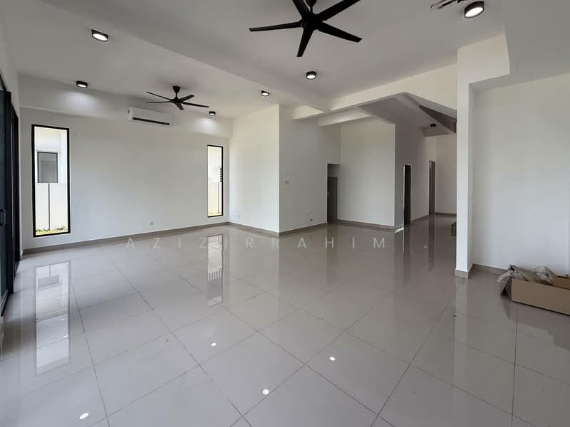 Sejati Lakeside 2 untuk Untuk Disewa - RM 4,600 /bulan, Mac 2026 - Living Room - PropertyGuru.com.my