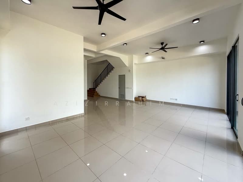 Sejati Lakeside 2 untuk Untuk Disewa - RM 4,600 /bulan, Mac 2026 - Living Room - PropertyGuru.com.my