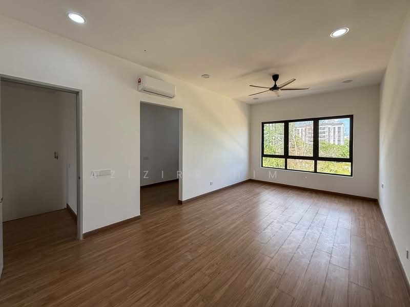 Sejati Lakeside 2 untuk Untuk Disewa - RM 4,600 /bulan, Mac 2026 - Living Room - PropertyGuru.com.my