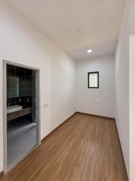 Sejati Lakeside 2 untuk Untuk Disewa - RM 4,600 /bulan, Mac 2026 - Bathroom - PropertyGuru.com.my