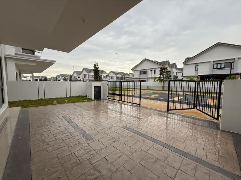 Sejati Lakeside 2 untuk Untuk Disewa - RM 4,600 /bulan, Mac 2026 - Exterior - PropertyGuru.com.my