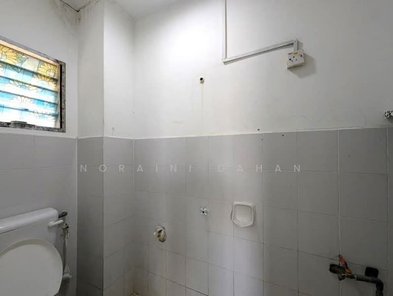 Sri Ehsan untuk Untuk Dijual - RM 200,000, Mac 2026 - Bathroom - PropertyGuru.com.my