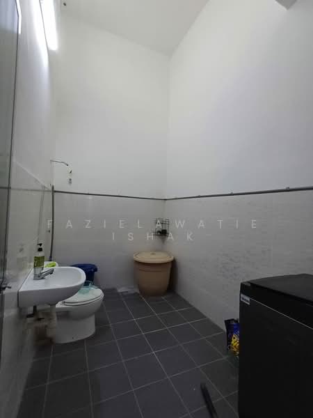 CORNER LOT Teres Setingkat Pinggiran Putra 2, Pak Mahat, Kuantan [TANAH TEPI LUAS] untuk Untuk Dijual - RM 370,000, Apr 2026 - Bathroom - PropertyGuru.com.my