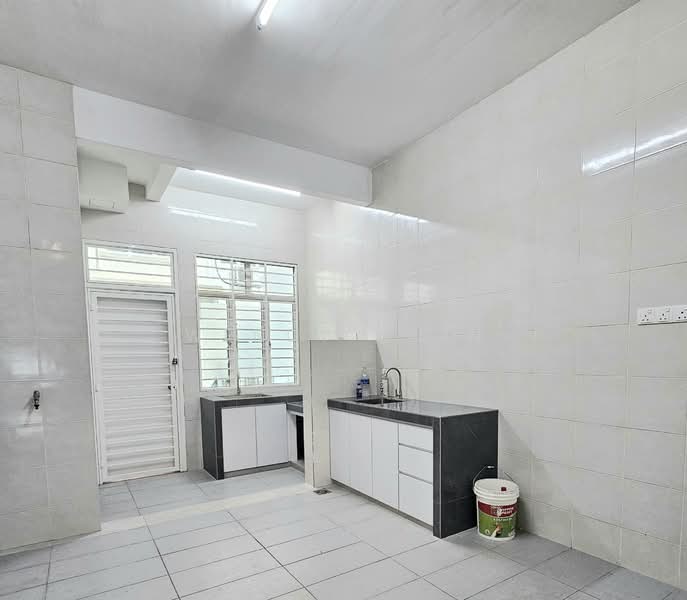 TAMAN PUCHONG UTAMA untuk Untuk Disewa - RM 2,000 /bulan, Mac 2026 - Kitchen - PropertyGuru.com.my