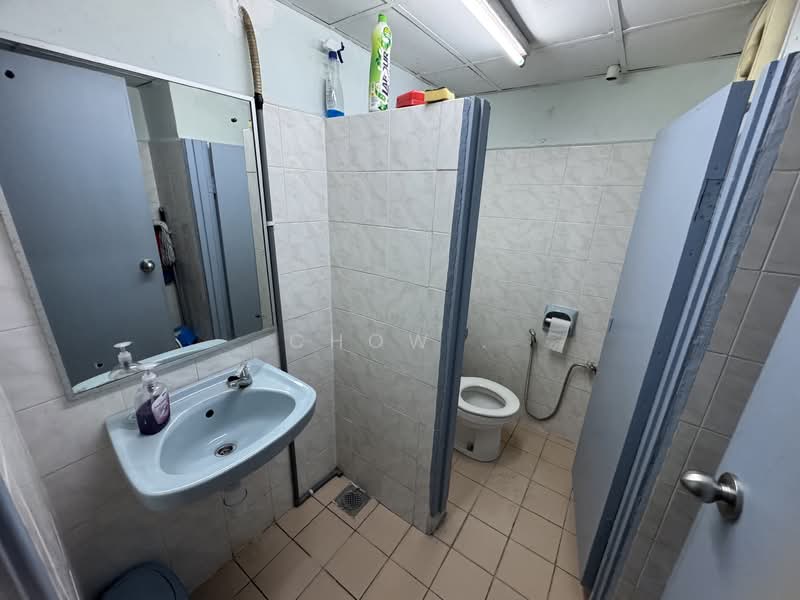 Office for Rent in Dataran Prima (Petaling Jaya) - Chow . - Bathroom - PropertyGuru.com.my