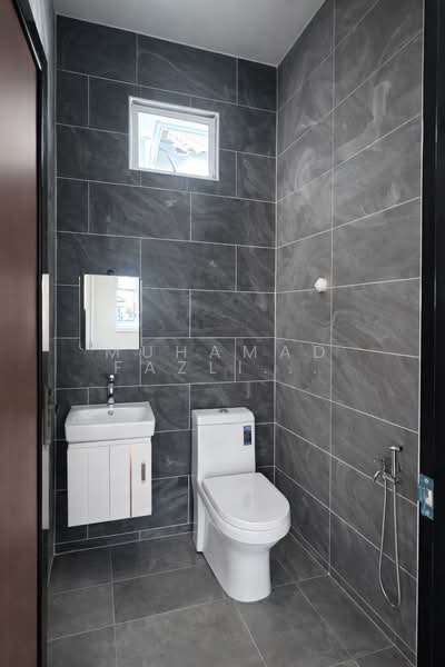 Semi-D 4 Bilik tepi Jalan Limbat @ Depan Taman Binaraya, Limbat, Kota Bharu untuk Untuk Dijual - RM 430,000, Apr 2026 - Bathroom - PropertyGuru.com.my