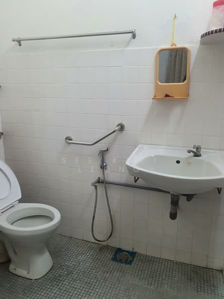 1-storey Terraced House for Sale in Taman Kamunting Maju (Kamunting) - See Khei Leong - Bathroom - PropertyGuru.com.my