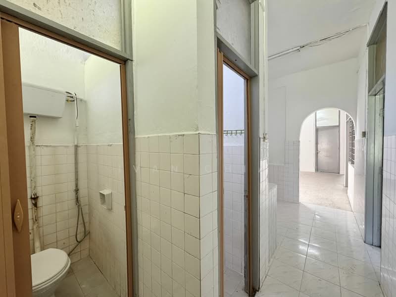 1-storey Terraced House for Sale in Bukit Gedung (Bayan Baru) - Ivan Chia - Bathroom - PropertyGuru.com.my