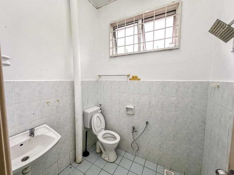 2-storey Terraced House for Sale in Taman Lestari Putra (Seri Kembangan) - Hazeman Omar - Bathroom - PropertyGuru.com.my