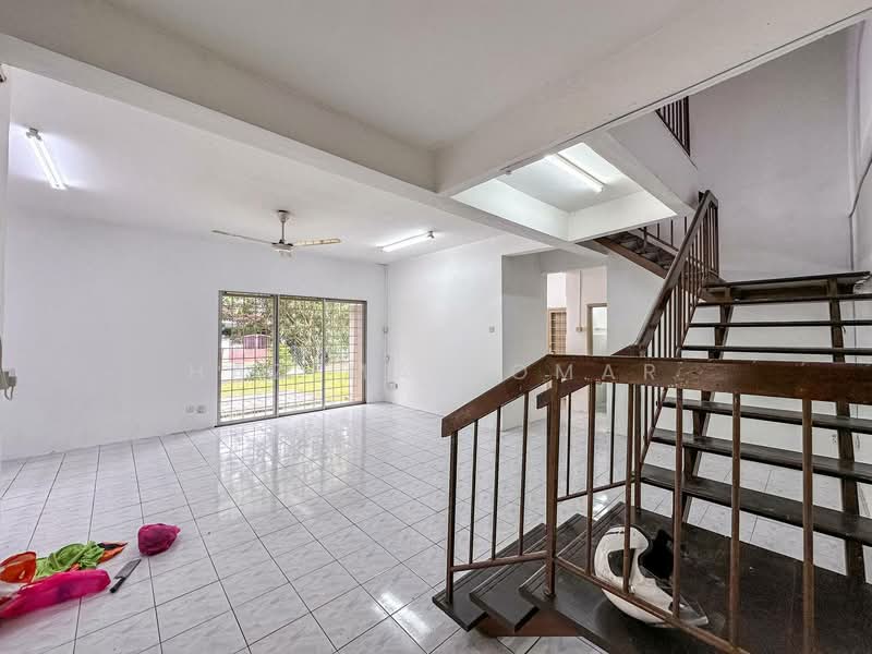 2-storey Terraced House for Sale in Taman Lestari Putra (Seri Kembangan) - Hazeman Omar - Living Room - PropertyGuru.com.my