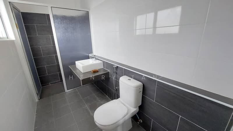 3-storey Terraced House for Sale in Shah Alam (Selangor) - Henry Tan - Bathroom - PropertyGuru.com.my