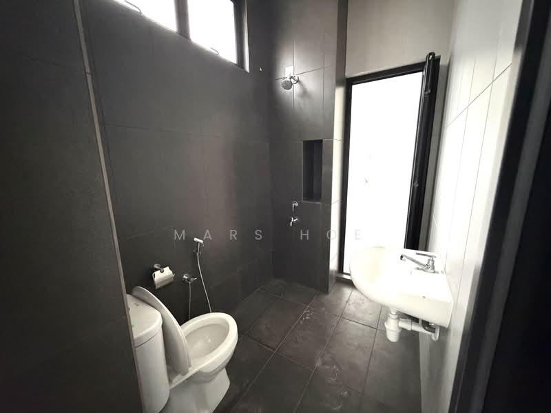 Rumah Teres 2 Tingkat untuk Dijual di Taman Mount Austin (Tebrau) - Mars Hoe - Bathroom - PropertyGuru.com.my
