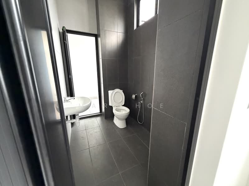 Rumah Teres 2 Tingkat untuk Dijual di Taman Mount Austin (Tebrau) - Mars Hoe - Bathroom - PropertyGuru.com.my