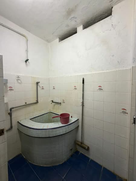 Semi-Detached House for Sale in Taman Free School (Jelutong) - Jan Tan - Bathroom - PropertyGuru.com.my
