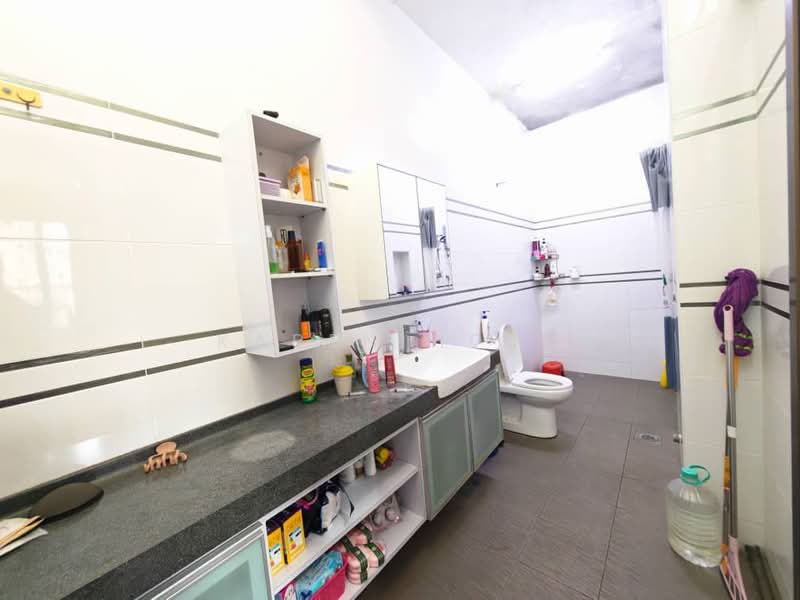 Semi-Detached House for Sale in Johor Bahru (Johor) - Karen Heng - Bathroom - PropertyGuru.com.my
