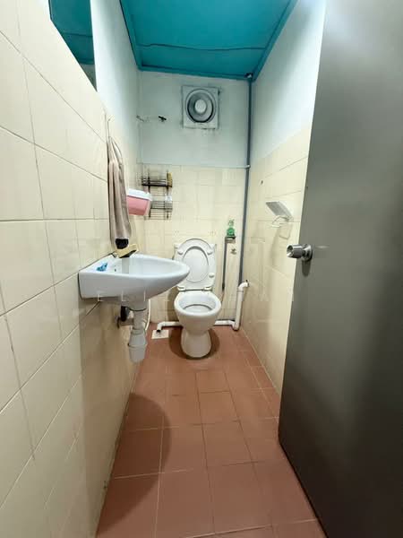 Medan Putra Business Centre untuk Untuk Disewa - RM 1,300 /bulan, Mac 2026 - Bathroom - PropertyGuru.com.my