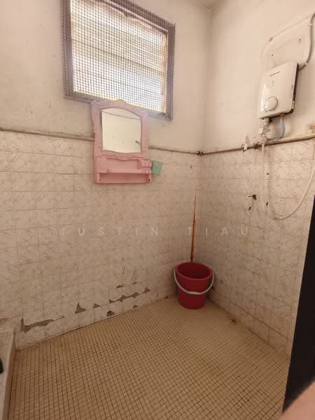 Flat for Rent at Perumahan Awam Sri Perak - Justin Tiau - Bathroom - PropertyGuru.com.my