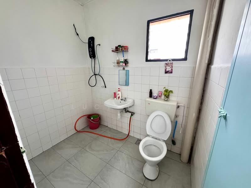 2-storey Terraced House for Sale in Bandar Country Homes (Rawang) - Lucy Chow - Bathroom - PropertyGuru.com.my