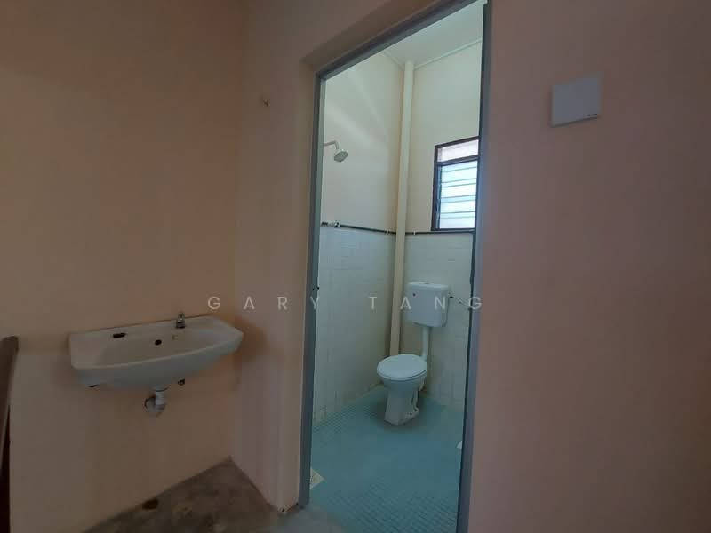 Taman Pengkalan Barat untuk Untuk Dijual - RM 215,000, Mac 2026 - Bathroom - PropertyGuru.com.my